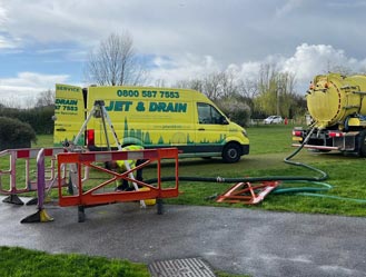 Jet and drain on site unblocking drain