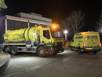 Jet and Drain's Vacuum tanker responding to an emergency blocked drain at night in Central London.