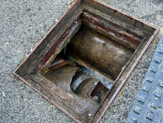 Water now flowing after High Pressure water jetting in Manhole Drain London.